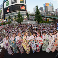 私立恵比寿中学、新宿のど真ん中でミニライブ！水かけパフォーマンスに3000人が熱狂！