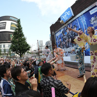 私立恵比寿中学、新宿のど真ん中でミニライブ！水かけパフォーマンスに3000人が熱狂！