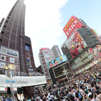 私立恵比寿中学、新宿のど真ん中でミニライブ！水かけパフォーマンスに3000人が熱狂！