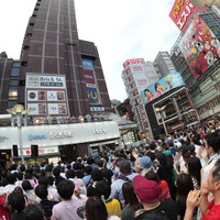 私立恵比寿中学、新宿のど真ん中でミニライブ！水かけパフォーマンスに3000人が熱狂！