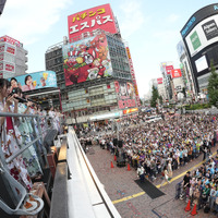 私立恵比寿中学、新宿のど真ん中でミニライブ！水かけパフォーマンスに3000人が熱狂！