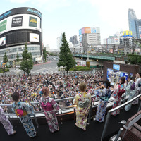 私立恵比寿中学、新宿のど真ん中でミニライブ！水かけパフォーマンスに3000人が熱狂！