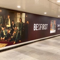 BE:FIRSTの特大特殊ポスターが東急渋谷駅構内に登場