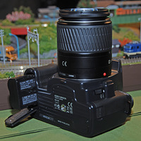 　コニカミノルタは、CCDシフト方式の手ブレ補正機構を内蔵したレンズ交換式デジタル一眼レフカメラ「αSweet DIGITAL」を8月下旬に発売する。実売予想価格はボディのみが10万円前後、レンズキットは12万円前後。