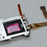 　コニカミノルタは15日、厚さ19.5mmの薄型コンパクトボディに手ブレ補正機構を内蔵する800万画素デジタルカメラ「ディマージュ X1」を発表した。8月下旬発売で、実売予想価格は5万円前後。