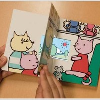 iPhoneと子ども用の絵本を組み合わせた新しいタイプの絵本「PhoneBook」