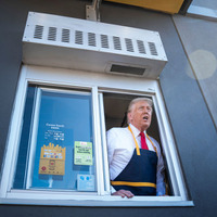 マクドナルドで働くドナルド・トランプ氏(Photo by Jabin Botsford/The Washington Post via Getty Images)