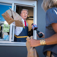 マクドナルドで働くドナルド・トランプ氏(Photo by Jabin Botsford/The Washington Post via Getty Images)