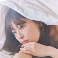 乃木坂46・岩本蓮加、ベッドルームでナチュラルな素顔…1st写真集「いたずらな風」裏表紙4パターンを公開 画像