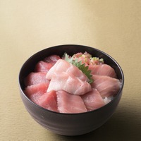 対馬市【対馬の季節】特選本マグロ4種丼　一人前イートイン2,750円