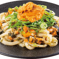 思わず写真を撮りたくなる、雲丹まみれの海苔バターうどん