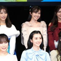 （前列左から）松雪彩花、大島璃音、小林李衣奈、（後列左から）魚住茉由、青原桃香、岡本結子リサ【撮影：小宮山あきの】