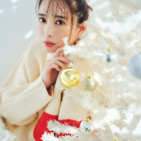 宮田聡子、雪とクリスマスムードに包まれたエモ可愛い着こなし披露