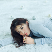 宮田聡子、雪とクリスマスムードに包まれたエモ可愛い着こなし披露