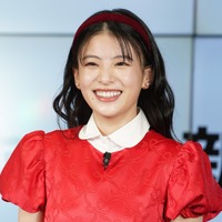 出口夏希、赤ワンピのアリス姿で登場…不思議の国から飛んできました！ 画像