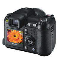 　富士写真フイルムは、有効512万画素1/2.5型CCD「スーパーCCDハニカムV HR」と光学10倍ズームレンズを搭載した高感度デジタルカメラ「FinePix S5200」を9月上旬に発売する。実売予想価格は5万円前後。