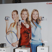 　キヤノン販売は28日、デジタルビデオカメラ「IXY DV M5」「IXY DV S1」「DC20」「DC10」のイメージキャラクターに、女子プロテニスプレーヤーのマリア・シャラポワを起用すると発表した。