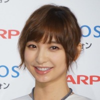 篠田麻里子《撮影　椿山》