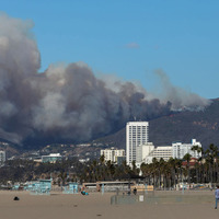 アメリカ・ロサンゼルス周辺で山火事発生（Photo by Apu Gomes/Getty Images）