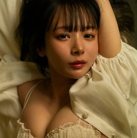 岡田紗佳、ベッド上で“誘う”眼差し…新写真集『嶺上開花』で水着やランジェリー姿を披露 画像