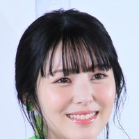 浜辺美波、インスタ復活後“初”の投稿！ 2025カレンダーオフショで“圧巻の美貌” 画像