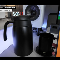 仕事中の飲み物はコーヒーをやめて白湯に。サーモスのステンレスポットとEmberの「Temperature Control Mug 2」で、いつでも飲みやすい温度を保っている。