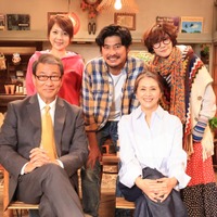 （左から）飯島直子・中井貴一・小泉今日子・内田有紀・坂口憲二　（C）フジテレビ