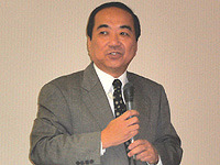 　アッカ・ネットワークスは、9日、同社の「中間決算・中期経営計画説明会」を開催した。説明会では、湯崎副社長による中間決算報告に続き、坂田社長による中期経営計画の説明が行われた。
