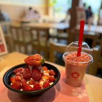 「いちごやま」と「甘熟いちごろシェイク」（写真は小松彩夏の公式ブログから）