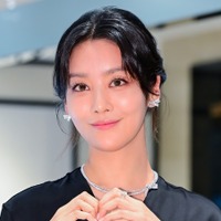 ドラマの「濡れ場」を忘れるほどの上品さ…チャ・ジュヨン、全身“ハイブラ”でも超エレガント【PHOTO】