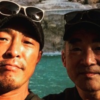 秋山成勲の父チュ・ゲイさんがこの世を去って2年…妻SHIHOも義父との別れに悲しみ 画像
