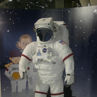 NASAモデルの宇宙服で顔出しができる
