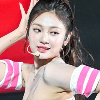 予想外の“グラマラス”肉体…aespa・ニンニンのギャップ満点なテカテカドレス姿【PHOTO】 画像