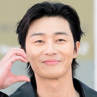 革ジャン姿で視線ロック！パク・ソジュン、“眠らない街”を舞台に圧倒的存在感【PHOTO】