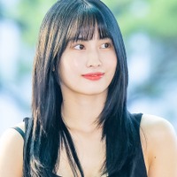 直視できない…TWICEモモ、両足クロスのお座りSHOTを超至近距離で公開【PHOTO】 画像