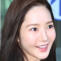 『コンフィデンスマンKR』出演の『キム秘書』パク・ミニョン、シミ一つない“なめらか美肌”に注目！【PHOTO】 画像
