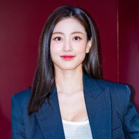 えっ、ジヒョが明治神宮前駅のホームに!? TWICEリーダーの“東京観光SHOT”に視線釘付け【PHOTO】 画像