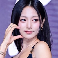 ぬいぐるみに嫉妬…TWICEツウィ、キス顔でファン悩殺「可愛い…好き…」【PHOTO】 画像