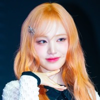 IVE・リズ、白シャツから覗く華奢な肩にドキッ…「透明感がすごすぎる！」【PHOTO】