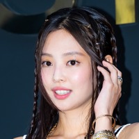 “限界ギリギリ露出”衣装で話題のBLACKPINK・ジェニーを母が死守！「やっぱり母は最強」