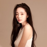 IVE・ウォニョンそっくり？“偽ブランド品”で炎上した韓国女性ユーチューバー、「プリンセス」のような姿に反響【PHOTO】