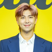 BTS・RM、日本で『コナン』コラボ商品を食す?!近況写真が話題「チキンタツタ食べてる」【PHOTO】