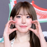 LE SSERAFIM・宮脇咲良、大人可愛い清楚ワンピ姿にファンうっとり…【PHOTO】