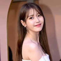 IU、“透明感あふれる春ショット”披露…すっぴん姿に「天使すぎる」【PHOTO】