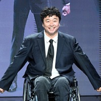 “下半身麻痺”で車椅子生活の韓国歌手、ガソリンスタンドで手伝ってもらえず激怒「商売するな」