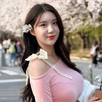 “完璧Sライン体型”に釘付け…韓国の人気チアガール、「デニムが似合い過ぎる」美貌でファンを圧倒【PHOTO】