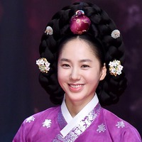 年齢不詳の美しさ…ベッドに寝そべる『オクニョ』悪役女優に「色気が止まらない」 夫は年商145億円
