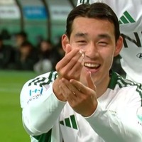 サッカーの試合中に公開プロポーズ。お相手は人気の女性アナウンサー