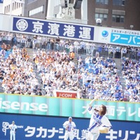 相川七瀬、始球式でノーバンピッチング！3度目の正直