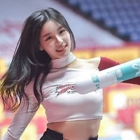 K-POPアイドル似の韓国チアガールがおへそチラッ…二度見必至の完璧プロポーションにファン熱狂【PHOTO】